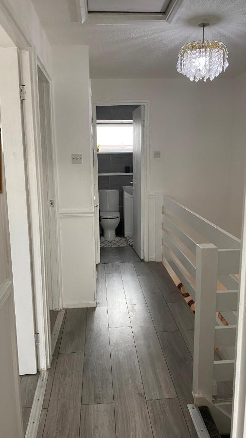 Bv Luxury Spacious 3 Bedroom House At Isaac Close Manchester Bagian luar foto