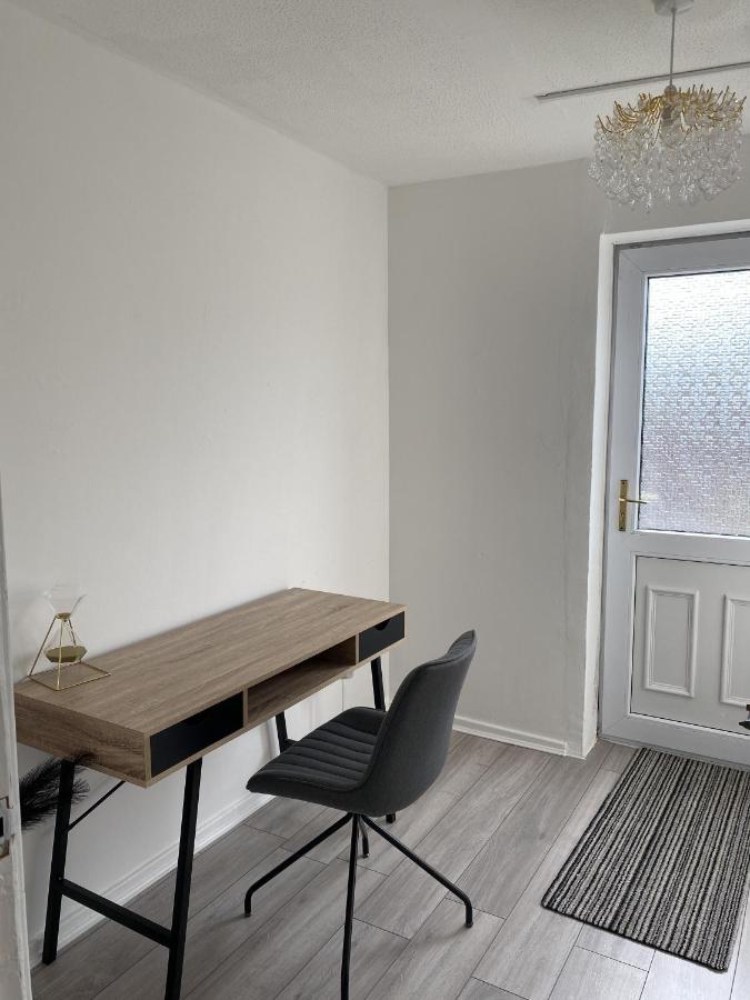 Bv Luxury Spacious 3 Bedroom House At Isaac Close Manchester Bagian luar foto