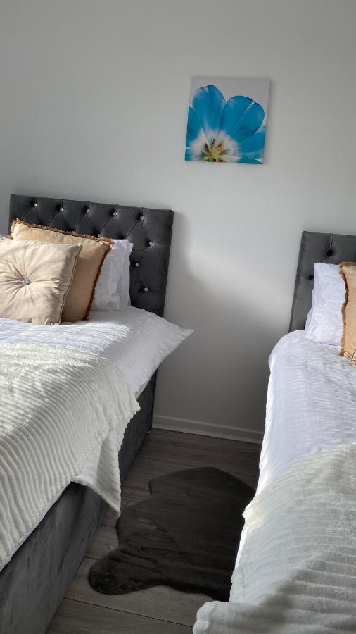 Bv Luxury Spacious 3 Bedroom House At Isaac Close Manchester Bagian luar foto