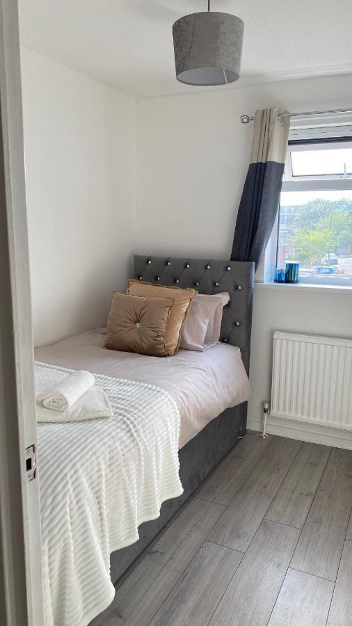 Bv Luxury Spacious 3 Bedroom House At Isaac Close Manchester Bagian luar foto